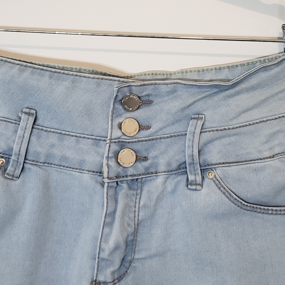 YMI WannaBettaButt? Hi Rise Stretch Lightwash Shorts Size 9 Juniors - Picture 4 of 11